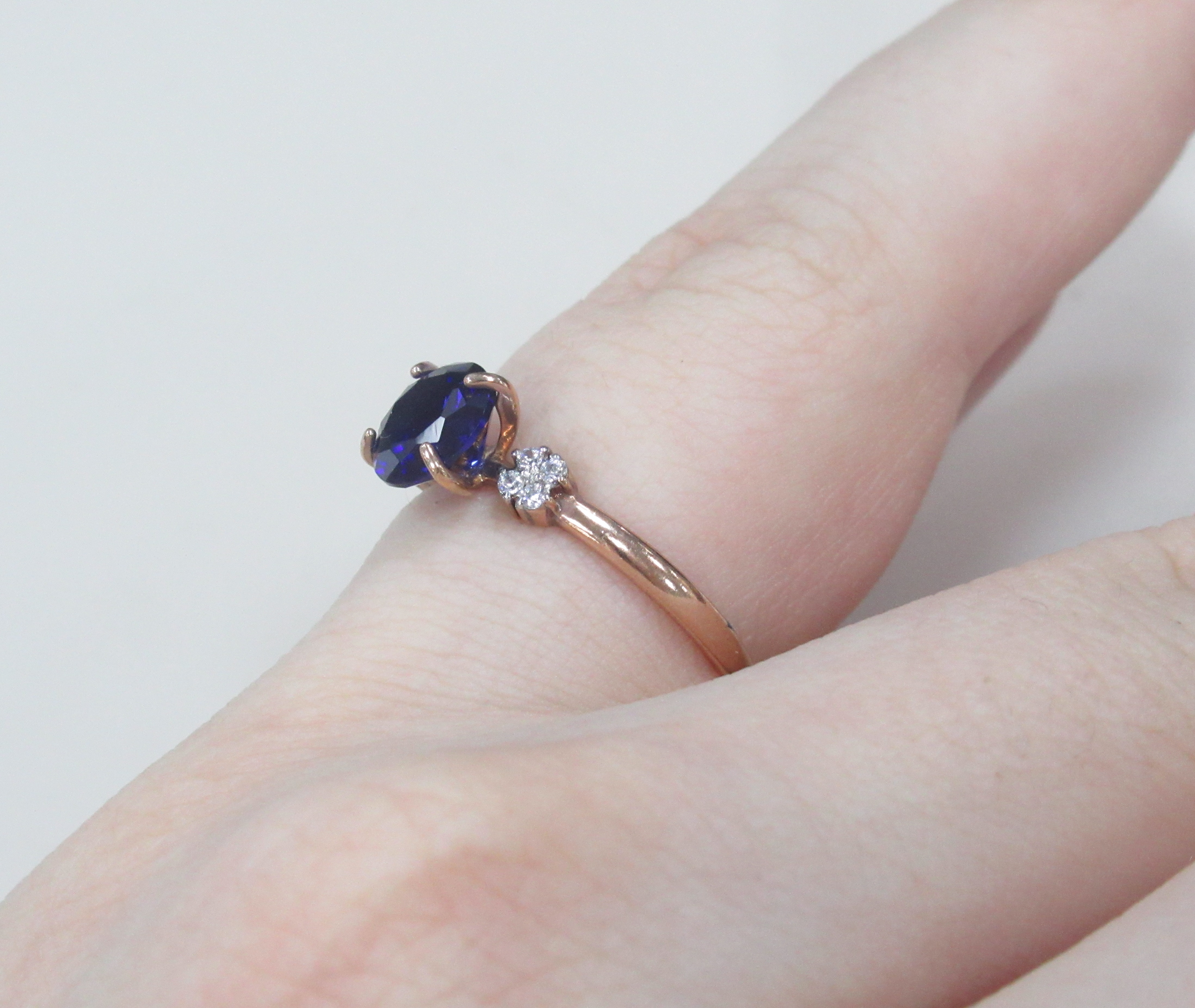 Серебряное кольцо 925 пробы; вставки 1 ГТ Сапфир, 8 Куб. Цирконий бесцв.;